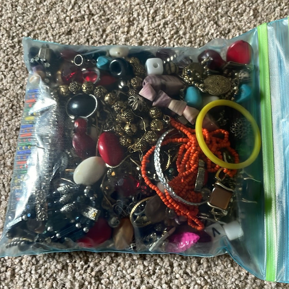 2lb vintage jewelry - Picture 2 of 3